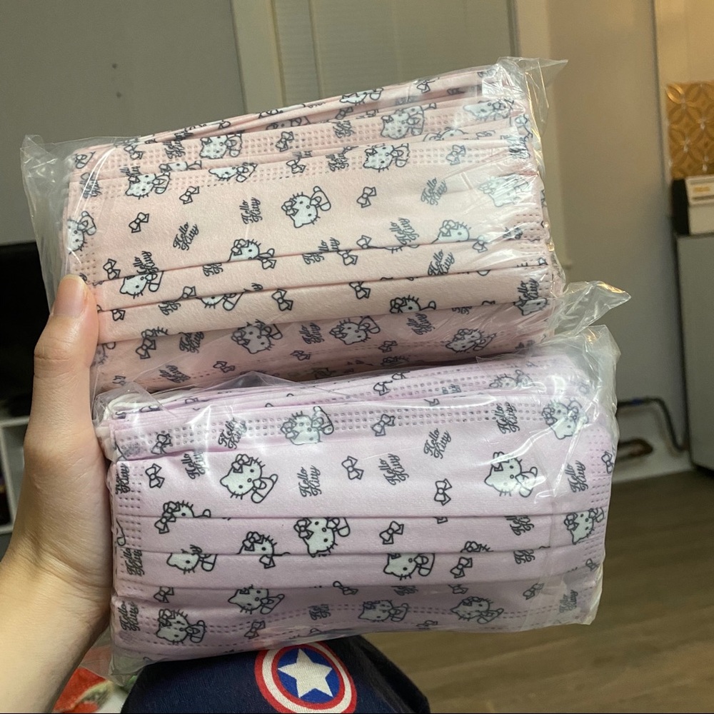 🌸 100 pcs CLEARANCE HELLO KITTY DISPOSABLE MASKS